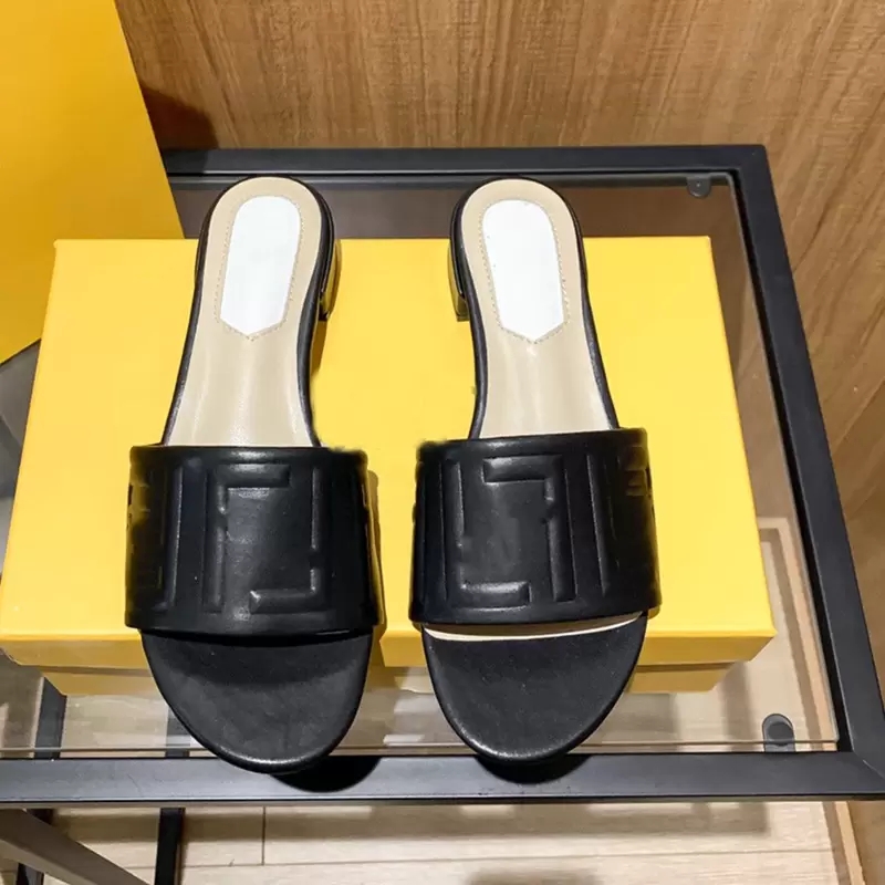 

2022F Top beach slippers Classic Flat woman Summer lady Cartoon Big Head Leather Hotel Bath fashion women shoes Large, Black