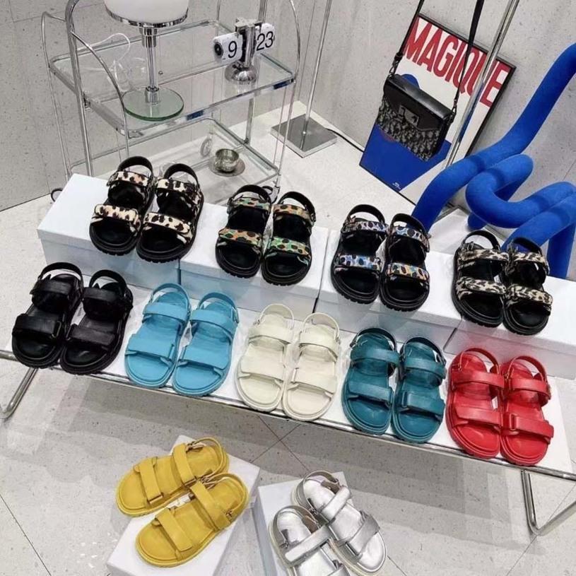 2022 Sandales Slides Designer Femmes Slippers Le style de la peau de mouton est élégant avec une sangle Velcro confortable à semelle intérieure f