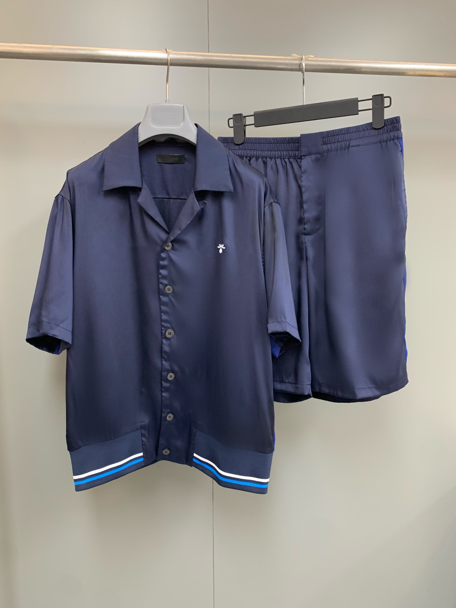 

2022 The latest summer mens designer tracksuits US size fashionable shirt tracksuit high quality silk breathable material luxury men jogging shorts tracksuit, Blue