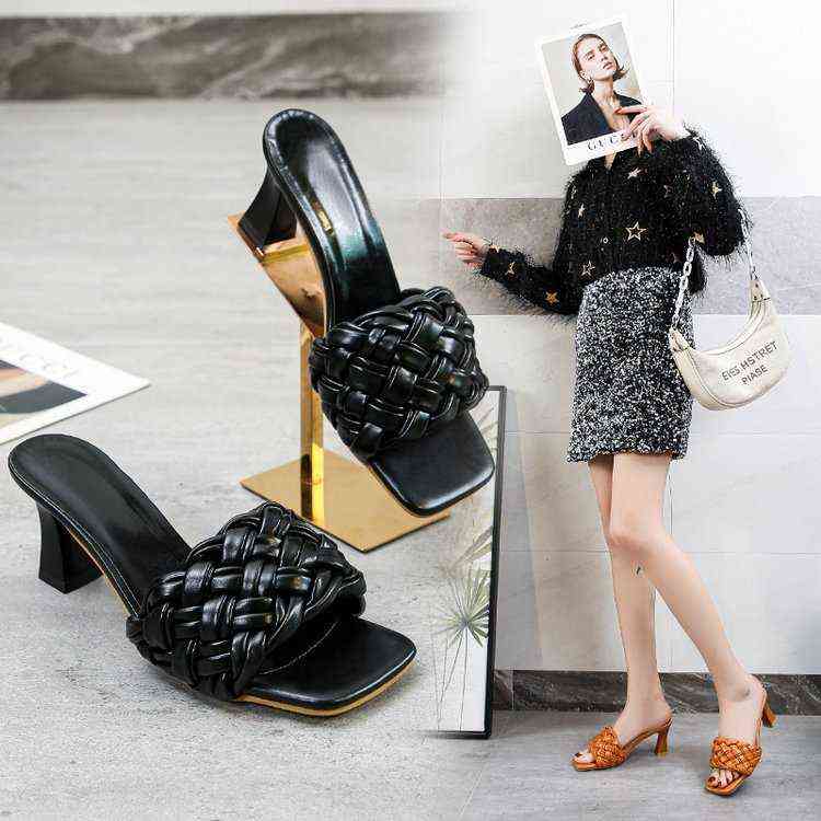 

a Pir of Squre Toe Nd High Sndls, Slippers, with Fried Dough Twist., White