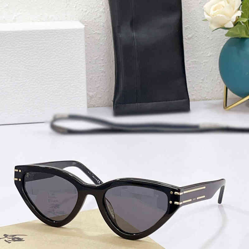 Sunglasses For Women and Men Summer B2U Style Anti-Ultraviolet Retro Plate Triangle Frame Glasses Random Box