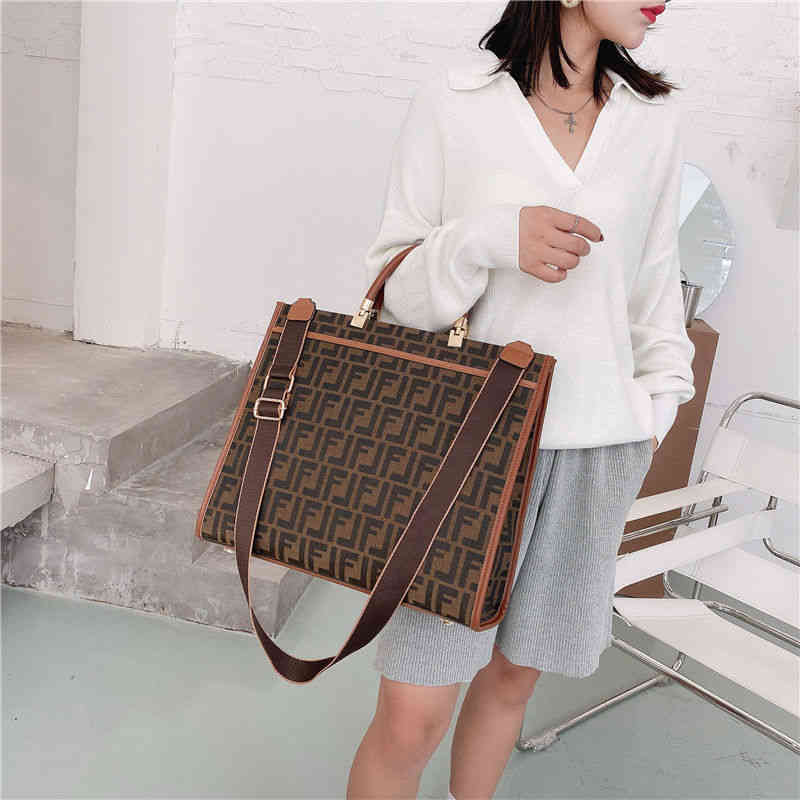 

2022 Factory Wholesale New Boutique women's messenger bag large capacity, versatile, mature and fashionable foreign style one shoulder, Brown