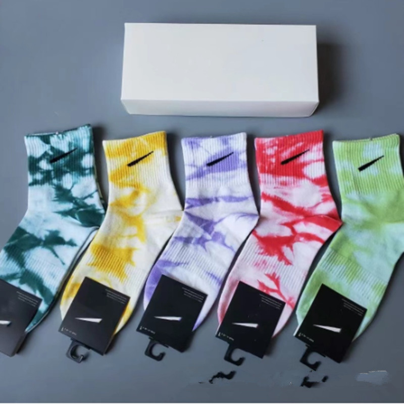 Chaussettes féminines masculines en noir et blanc gris Une boîte de 5 paires de tube à tube de basket de basket-ball sportif confortable en gros