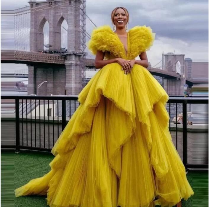 2022 Nouveau jaune tulle quinceanera robes extra gonflées volants col en V photoshoot femmes robe longue robes de fiesta robes de soirée formelle