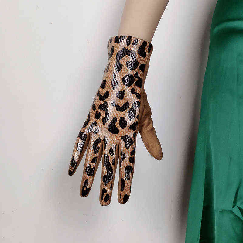 

Fashion Leopard Print Faux Animal Suede Touch Screen Driving Gloves Female Winter Plush Inside Thicken Warm mittens H84 J220719