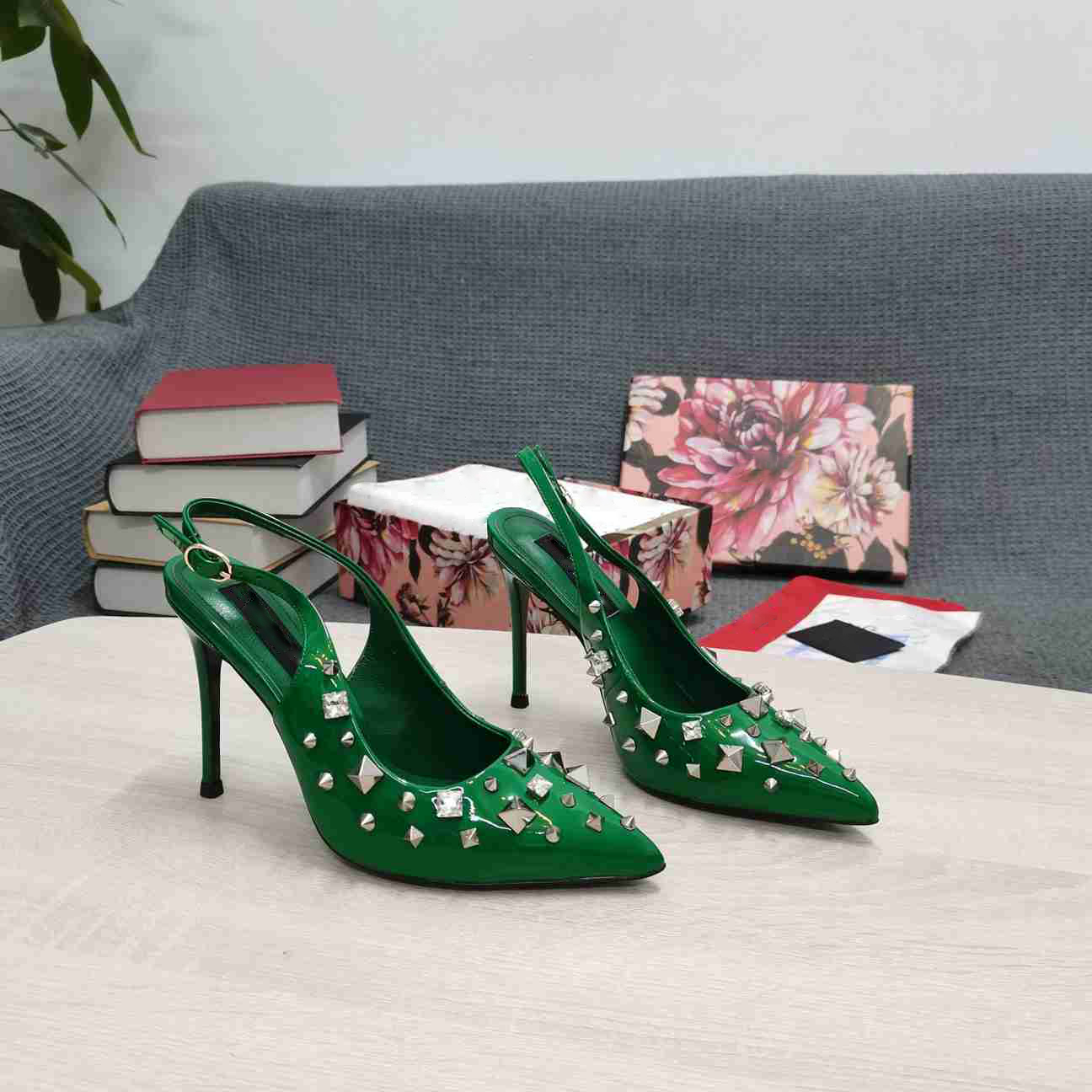 

2023 Top Quality Famous brand fashion nightclub show shoes Classic luxury rivet diamond shoes women's thin high heel sandals single wedding shoe for girl pumps, Red