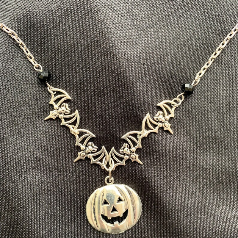 

Pendant Necklaces Gothic or Halloween Necklace with Bat Pumpkin and Black Pearls Halloween Jewelry Women Gift Statement Fashion Creativity 220826