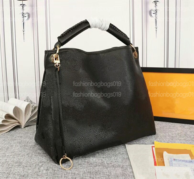

Artsy MM Totes Handle Bag Oversized Monograms Embossed Leather Designers Handbag With Golden Metal Keychain Pendant Womens Luxurys Shoulder Bag