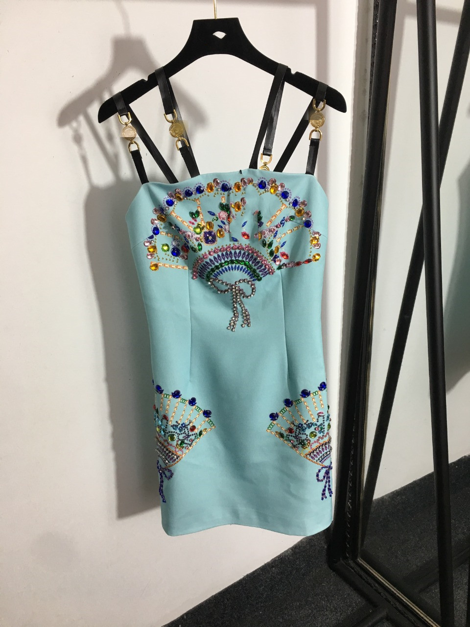 

2022 European tide brand dress heavy industry nail bead fan pattern suspender dress, Black