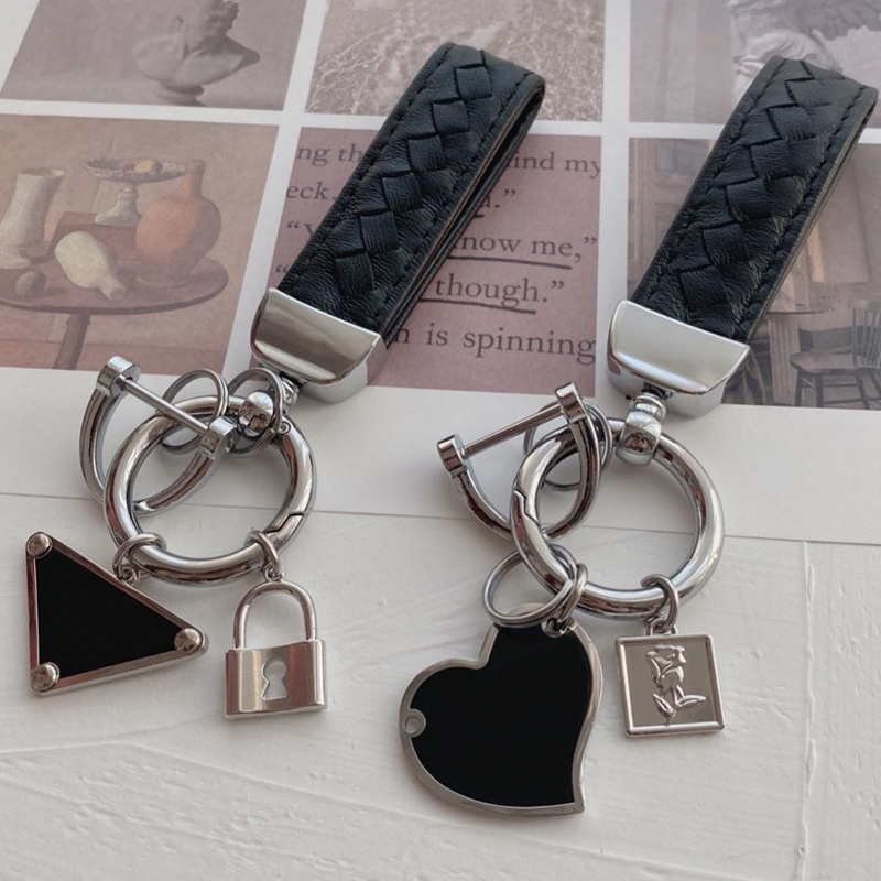 

Designer Keychains Men Women Car Key chains Keyring Lovers Keychain Real Leather Weave Heart Pendant Key Ring Accessories