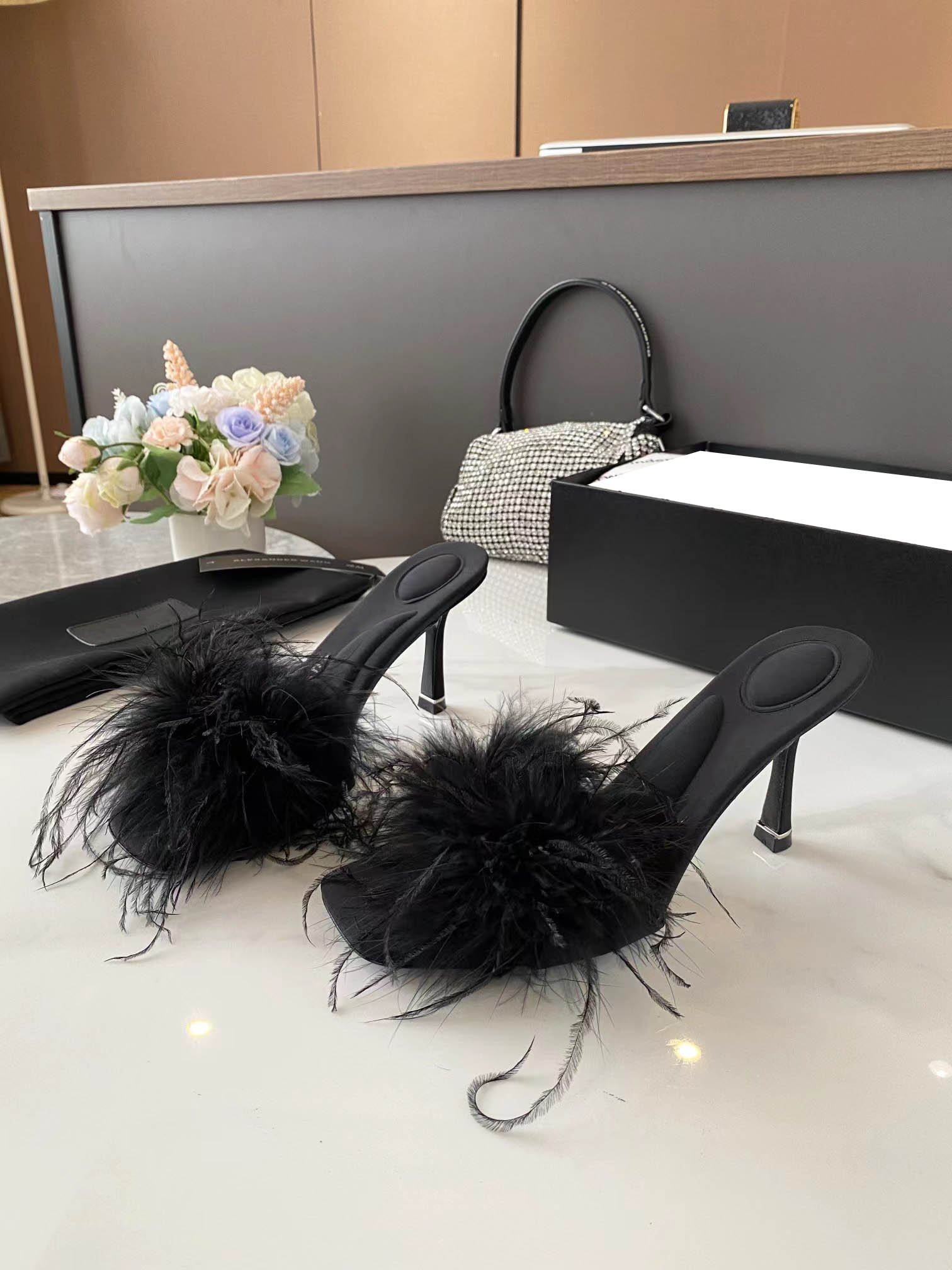

Fashion Luxury Designer Ladies Stiletto Sandals Slippers Sexy Square Toe Mules Summer Outdoor Ostrich Red Feather Party Dress Shoes