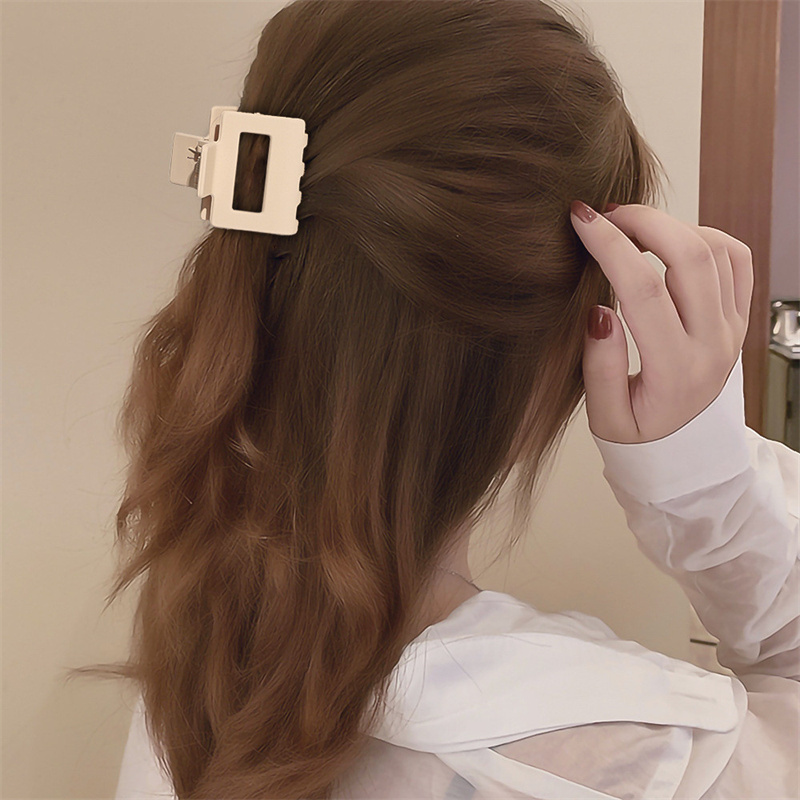 

Length 5 CM Middle Size Hollow Out Square Hair Clamp Clip Claw Women Ponytail Pure Color Plastic Hair Clips Claws Girl Lady Head Wear Geometric Scrunchies Hairpins