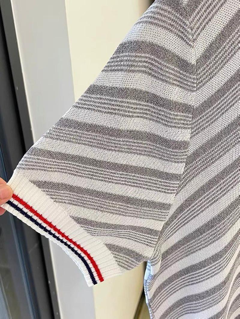 

Women' Sweaters Women' Preppy Style Knitted Sweater 2022 Summer Half-Open Button Short-Sleeved Lady Oblique Stripes Turn-Down Collar P