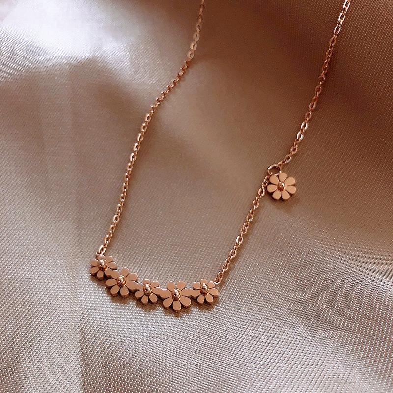 

Pendant Necklaces Korean Design Fashion Jewelry Titanium Steel Daisy Sexy Elegant Female Clavicle NecklacePendant