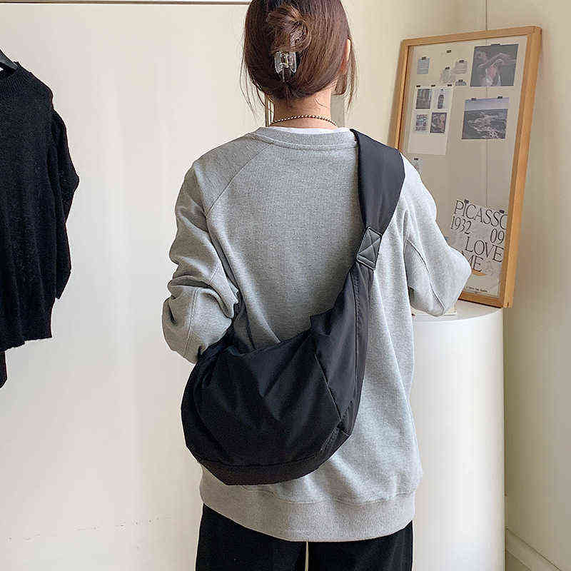 

2022 summer new women's bag large capacity leisure nylon messenger dumpling high sense solid color single shoulder bag trend, Black