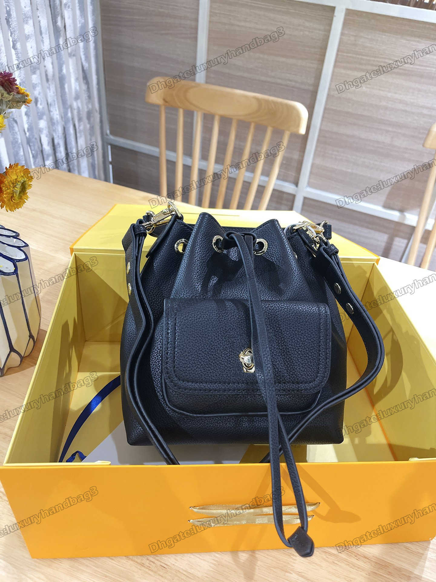 

LockMe Bucket Bag Grained Leather new Collection M57687 Womens Luxurys Designers Cross body Bags Handbags Purses Crossbody