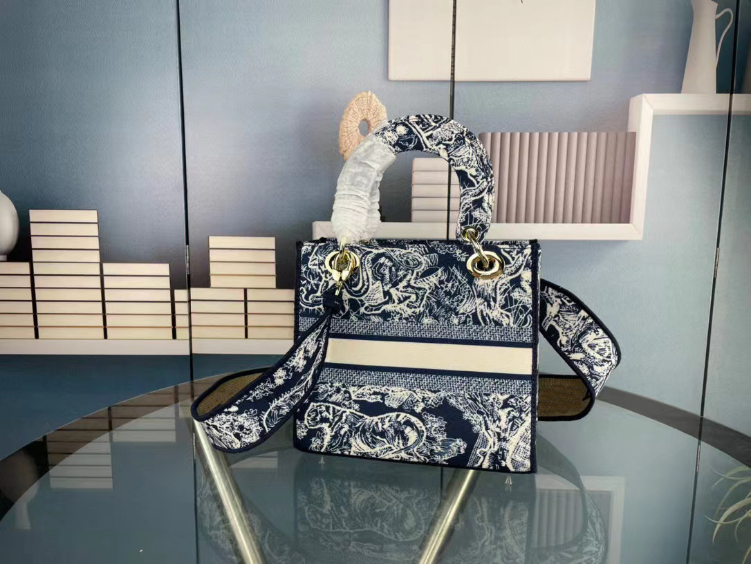 

Shoulder Bags Fashion Women Luxury Handbags Diana Totes Frosted Designers Ling Plaid Practical Metal Hanging Decoration Elegant Artwork Classic Shoulder Bag, Black sheepskin