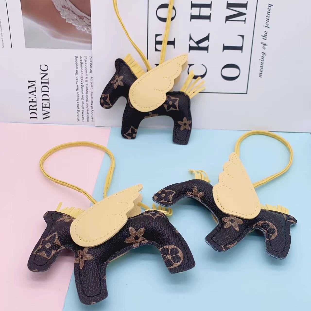 

2022 Leather Horse Bag Charm Keychain Fashion Cartoon Animal Key Chain Keyring Retro Flower with Wing Pegasus Purse Bag Decoration Birthday Gift T47OMRE