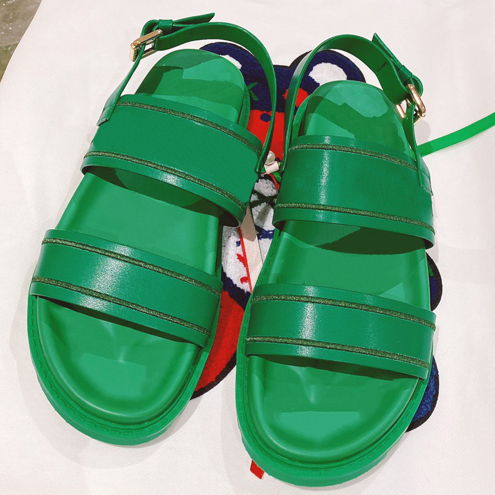 Sandales populaires pour les couples, les dernières sandales pantoufles en relief pleines de stars de célébrités Internet haut de gamme avec la m