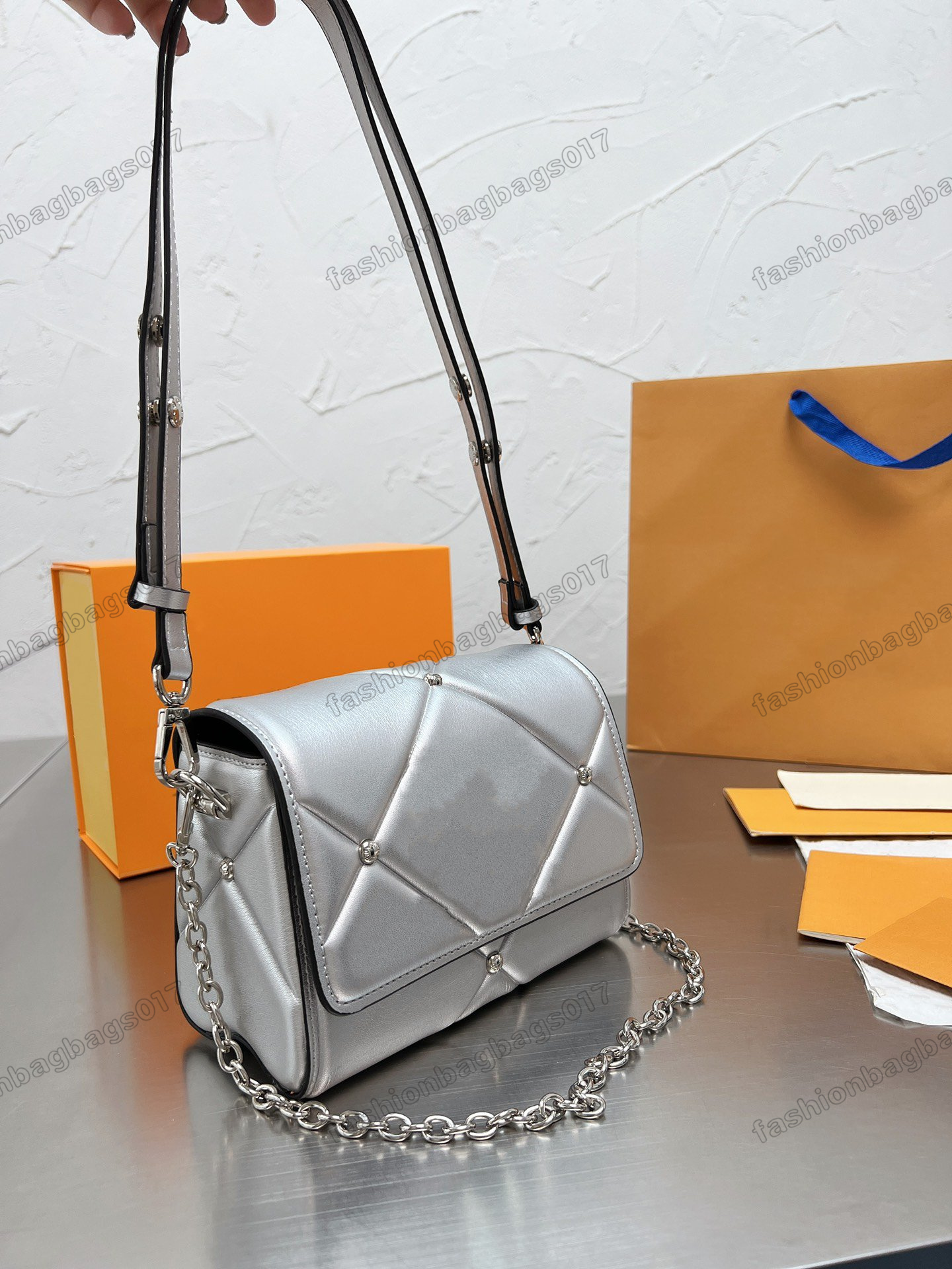 

Twist MM Flap Bag M59209 Rivets Messenger Envelope Chain Bag with Iconic Signature Turn Lock Designer Luxurys Women Leather Cross Body