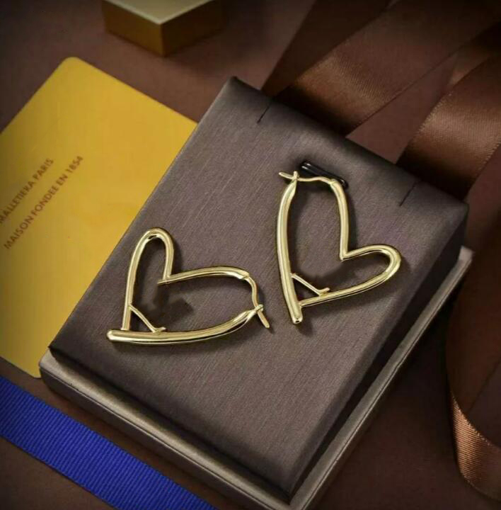 

Charm High sense big heart earrings runway earring fashion earrings glamour gold ladies party wedding couple gifts Bridal jewelry Lvs Louiseity Viutonity