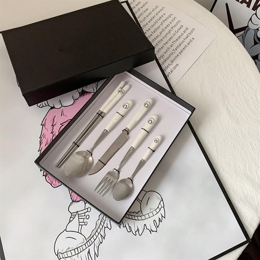 

6pcs/Set Luxury Knife Fork Spoon Letter C Luxurys Designers Fork Kit Steak Cutlery Set Western Tableware Creative Fashion Home D21270o, White