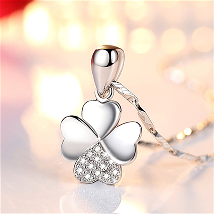 

Exquisite Lucky Clover Pendant Micro-set Diamond Pendant Clover Necklace Fashion Simple Accessory Necklace