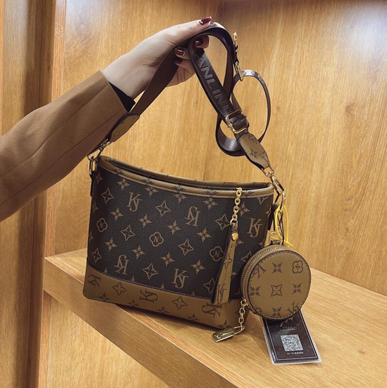 

ladies leathers shoulder bags This year's popular old color slung stray bag street trend contrast color leather handbag external coin purse women bucket handbags, Coffee4-384