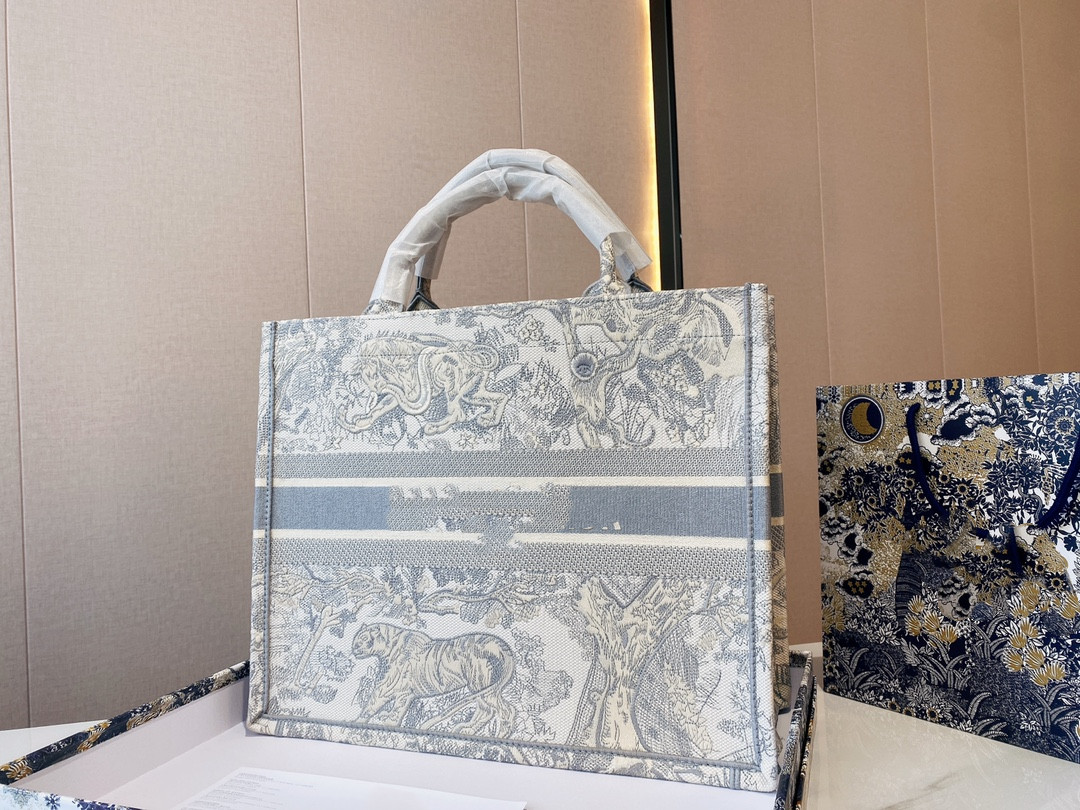 The original single bag quality portable collocation silk scarves senior feeling delicate clipping to cater popular handbags Luxury Designer