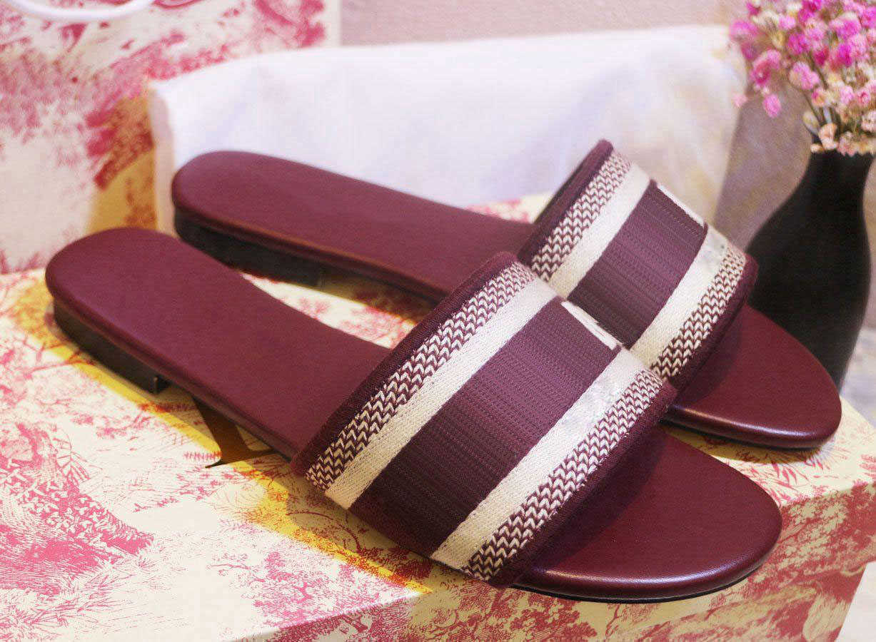 

2021 Luxury Fashion Designer Women's Slippers Flat Shoes Summer Outdoor Landslide Wedge Beach Sandals Wine Red Letters Barefoot Sexy 35