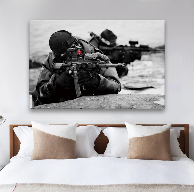 

Paintings Red Dot Aiming Soldier Rifle Black White Army Military Art Fabric Poster Hanging Painting Home Living Room Decoration