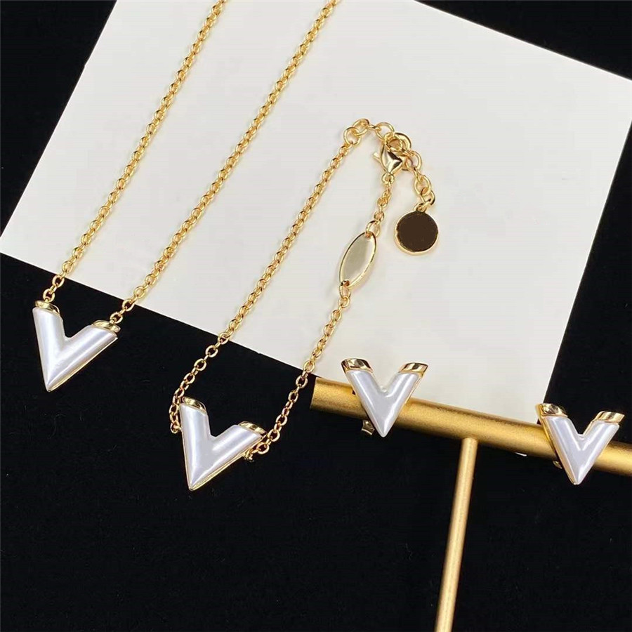 

Designer Earrings Bracelet Necklace Suit Woman Ear Stud Pendants Charm Luxury Man Women Ear Clip Ears Jewelry Gold White Color