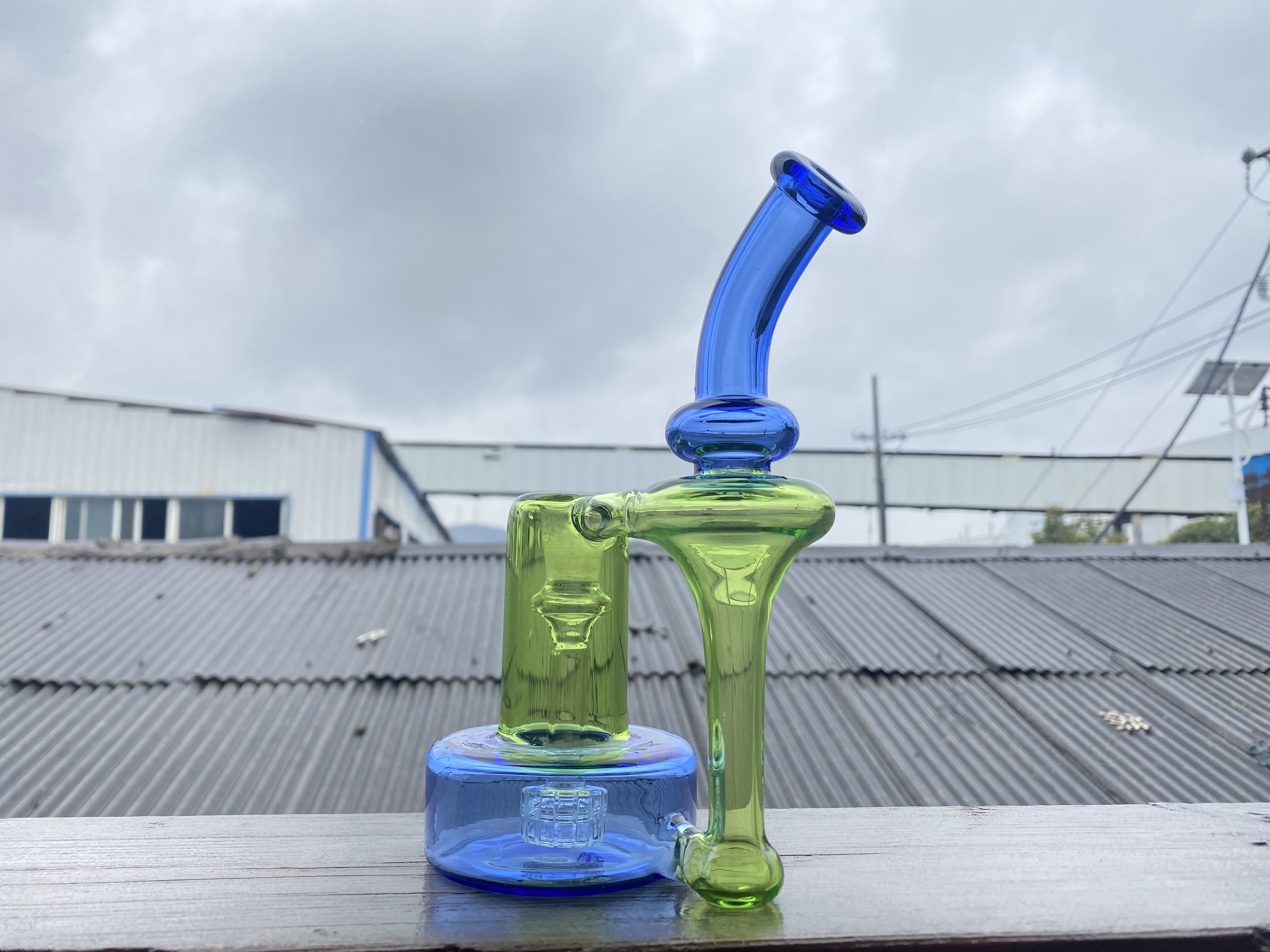 

RBR2.0 smoking Pipe, blue with green ,oil rig hookah, beautifully designed 14mm joint welcome to order, price concessions