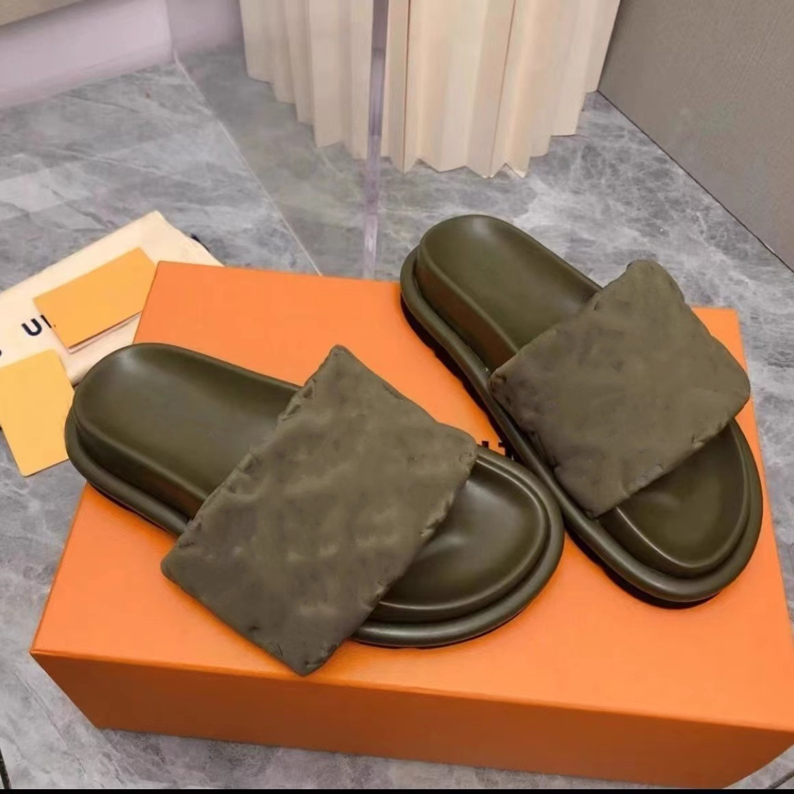 Femmes Pool Oreiller Designer Slippers Sandales Velcro Couple Fashion Fashion confortable Breaste Slimes Sole Mules Summer Beach Slipper avec boî