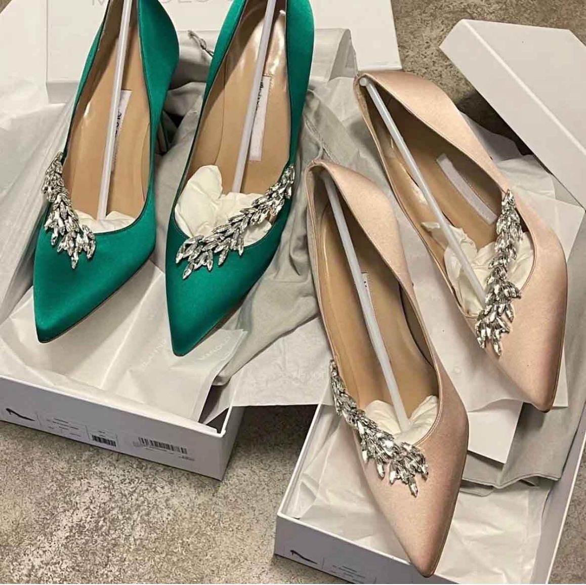

Top Luxury Summer Nadira Satin Jewel Buckle Sandals Shoes Lady Pumps Stiletto High Heel Pointed Toe Crystal Leaf Embellishment Sandalias Party Wedding Bridal