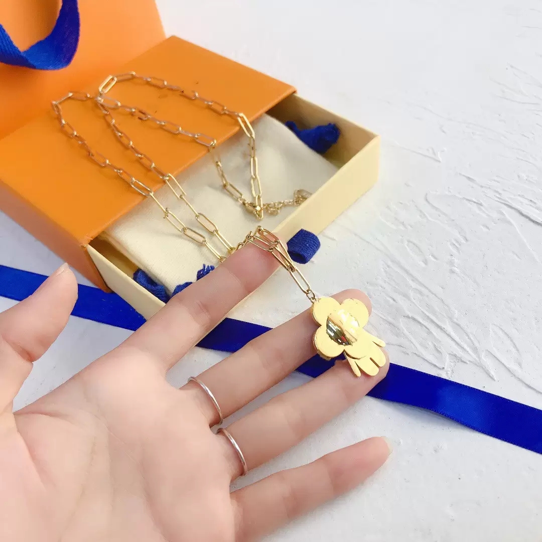 

Necklace Designer Europe America Fashion Style Lady Titanium steel Engraved Letter Plated Gold Necklaces With Single Heart Pendant