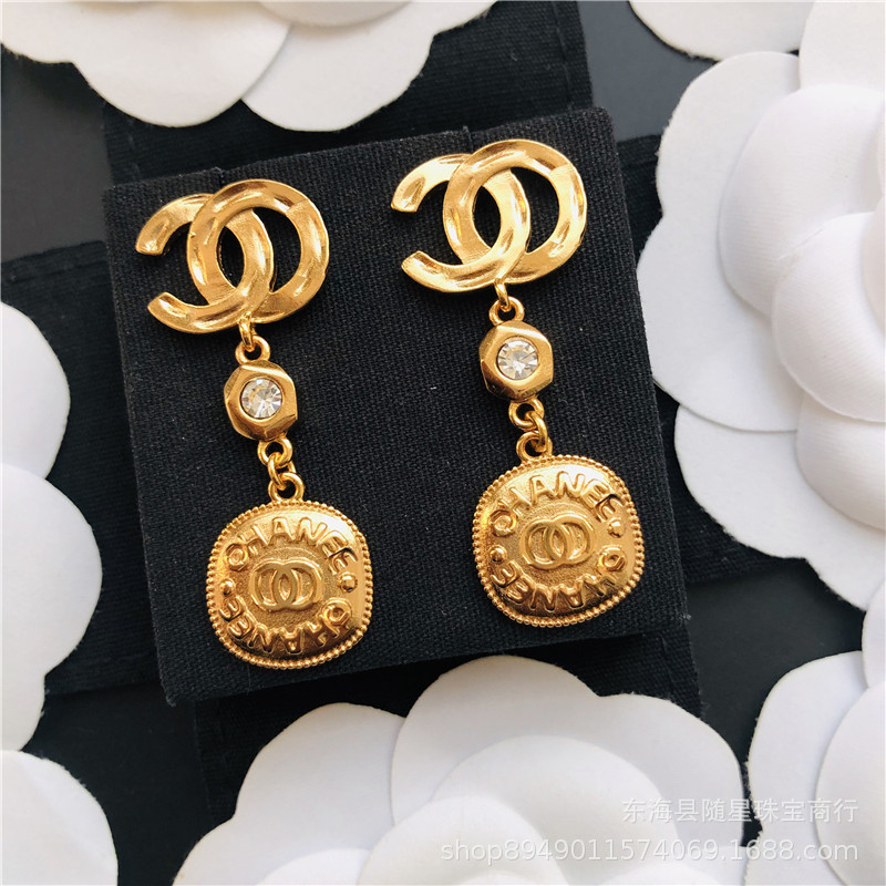 

Small fragrance double-C middle ancient earrings, personalized fashion, metal earrings, ladies