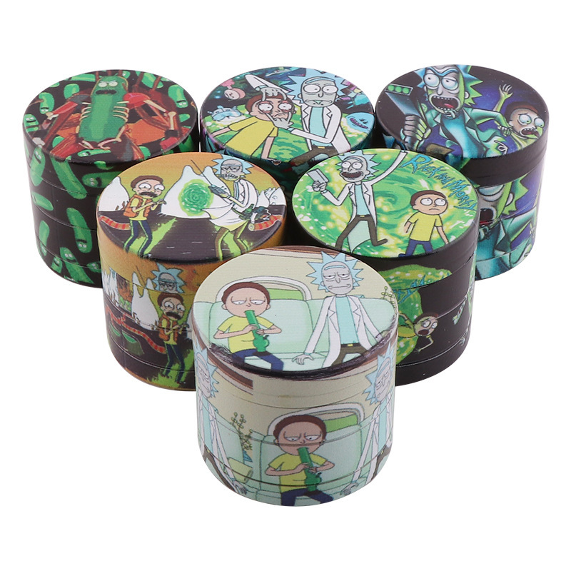 

Hot Selling Cartoon Smoking Accessories Zinc Alloy Grinder Whole Body UV Color Printing 50MM4 Layer Flat Smoke Grinder single color random