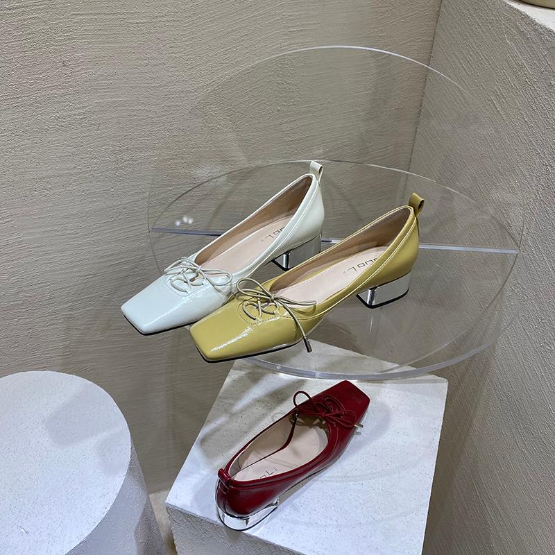 Chaussures habillées orteils carrés femmes pompes à talons à talons plats à talons noirs / jaunes / vin rouges / blancs slip sur arc design print