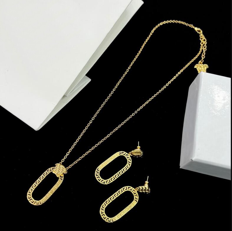 Fashion Basilisk Medusa round cards pendants women's Bracelet Necklace Stud Earring sets Brass 18K gold plated ladies Designer Jewelry Ve61a-image-783307688