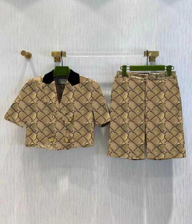 

2022 women's stitching velvet lapel short-sleeved short suit jacket with high waist five-point pants suit 402, Khaki