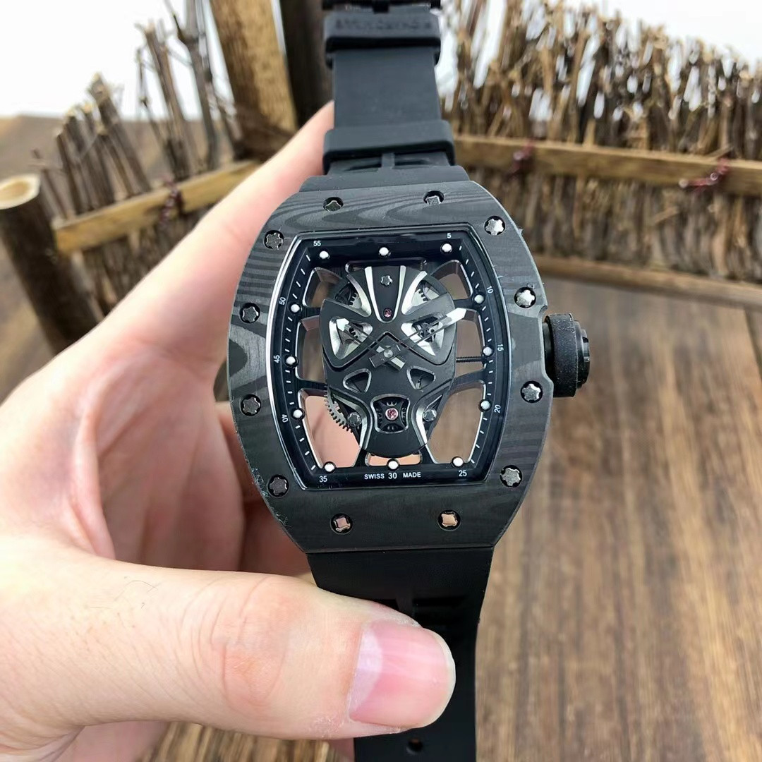 

RM52-06 Mystery Mask watch is equipped with a fully automatic Xitieceng movement textured carbon fiber case and sapphire mirror rubber watch band, As shown