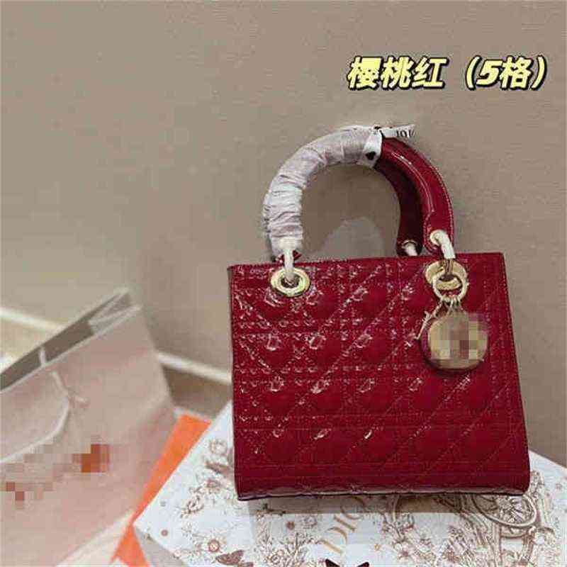 Classic CHR1ST1ANSBAG CROSSBOBY Handsbag V Princess Big Family Red Limited Edition Wedding Best Choix pour la célébration de l'année High-Grade