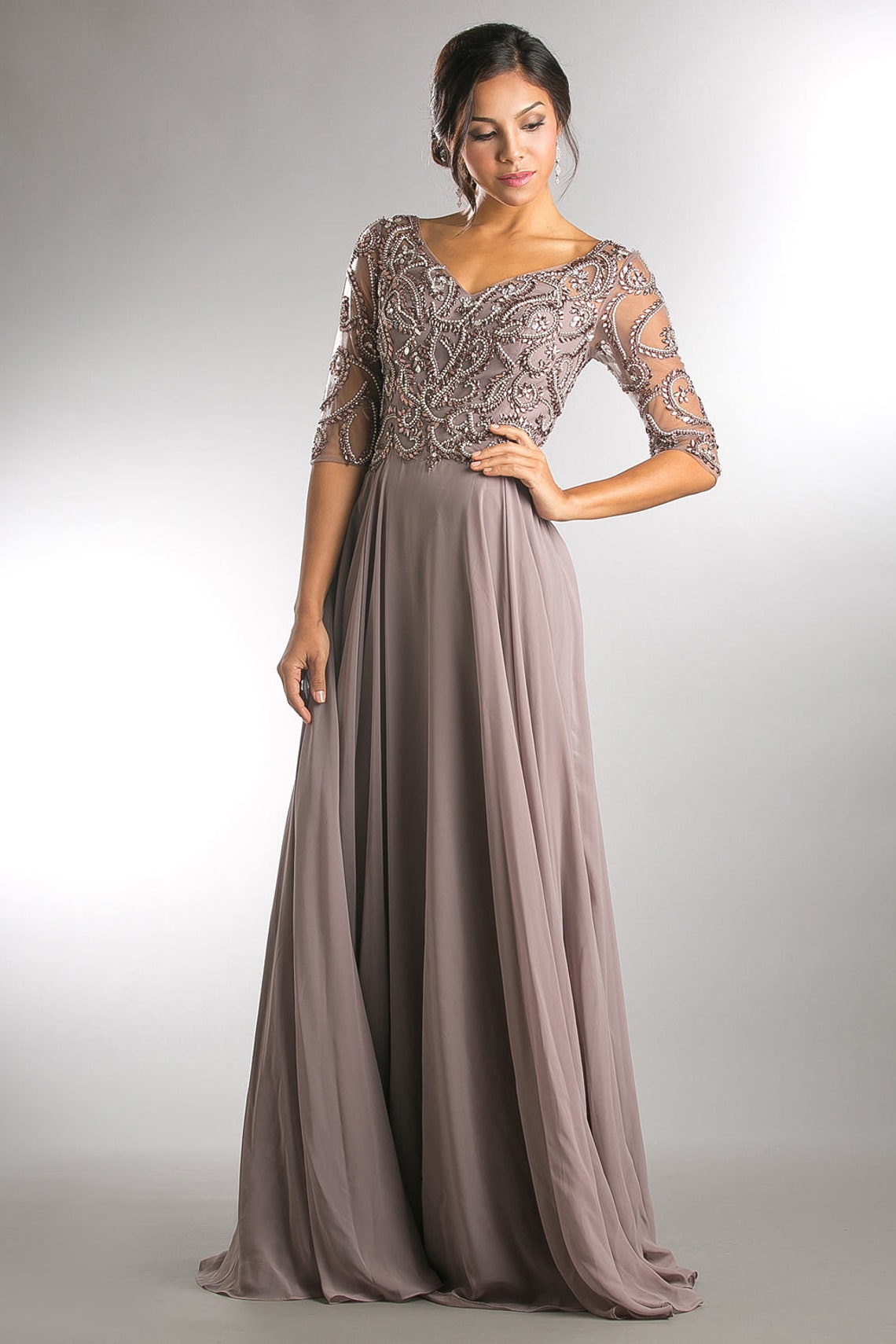 Élégante Perlée Longue Robes De Mère Col En V Demi Manches Corsage Brodé Agrémentée En Mousseline De Soie Mère De La Mariée Robe De Soirée De Mar