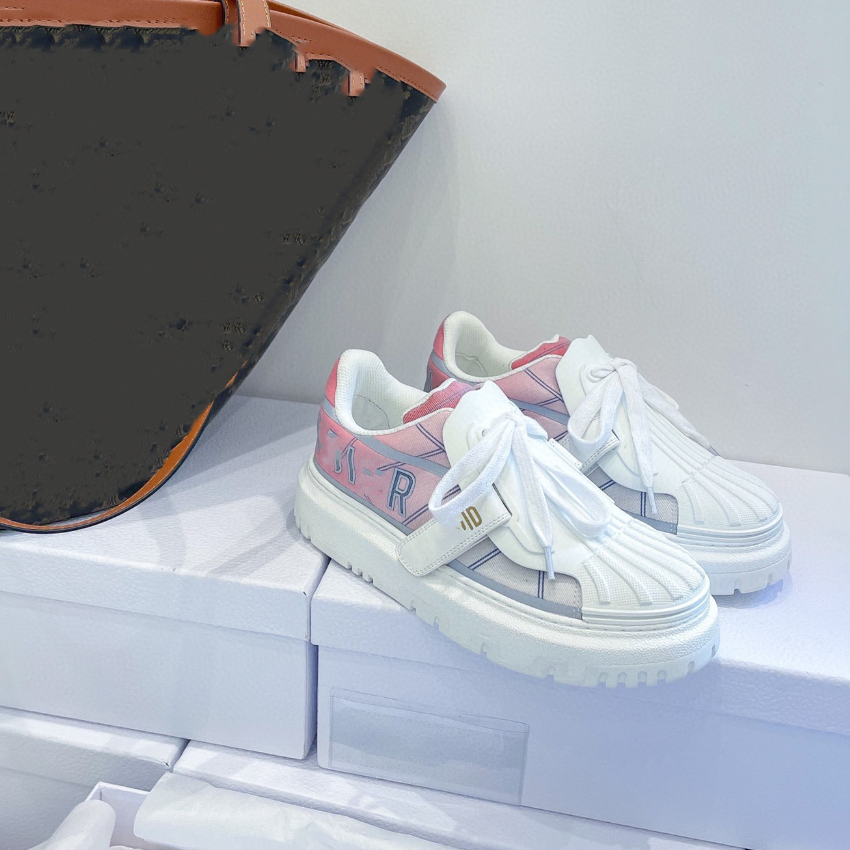 Chaussures de créateurs pour femmes Toes de coquille blanche Sneakers réfléchissants 2022 Nouveaux bas de copines à fond épaisses chaussures de c