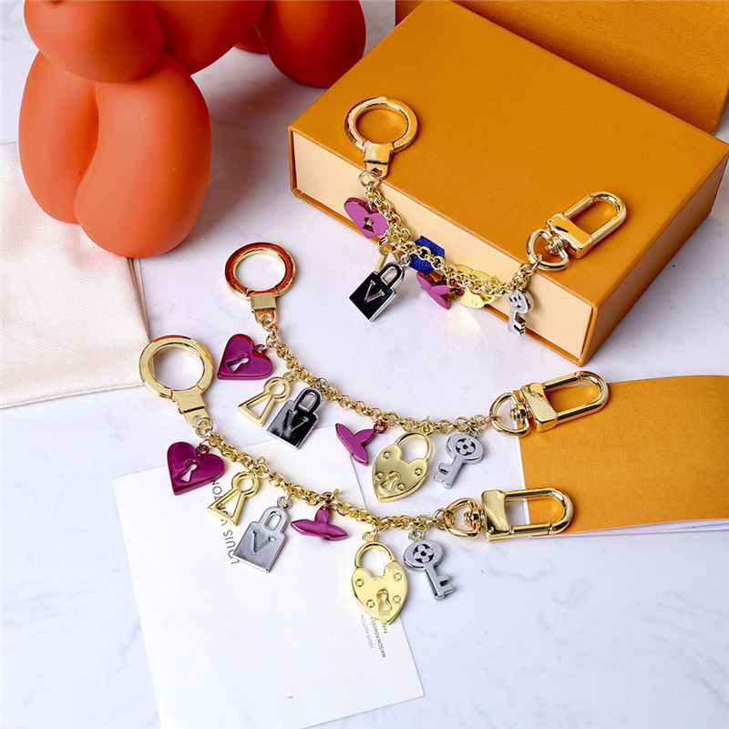 

Colorful Keychain Luxury Designer Mens Womens Keys Pendant Silver Key Buckle Classic Lock Love Shape High Quality Keychains Ornaments