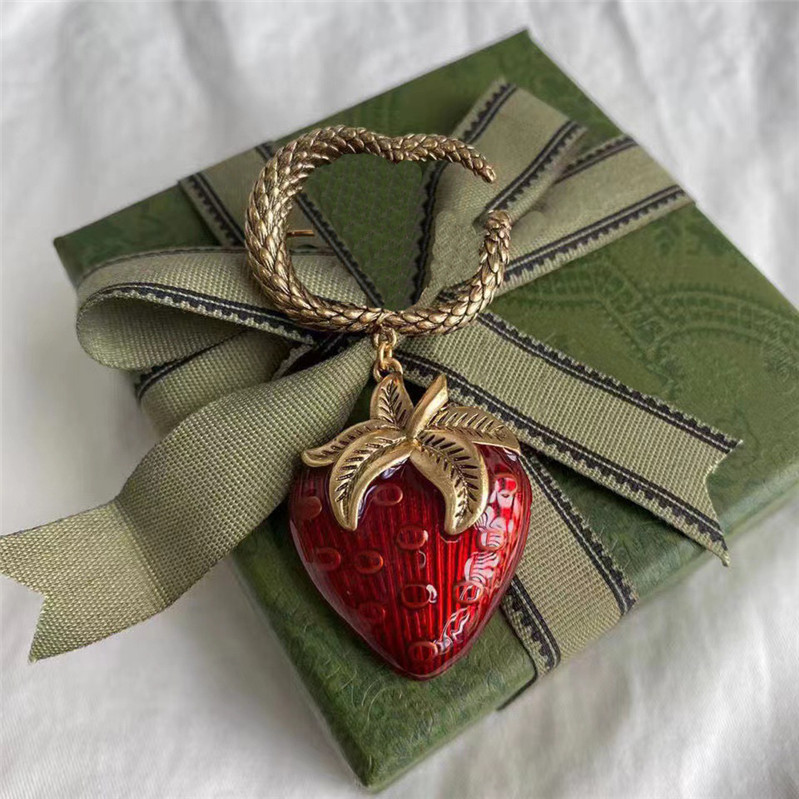 Classique doux fraise broches Double lettre pendentif broche femmes mignon fraises broches boucles d'oreilles en gros