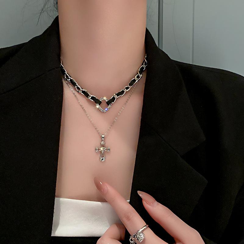 

Chokers Fashion Korea Simple Retro Leather Double Layer Chain Charm Necklace Crystal Cross Pendant Temperament Design Jewelry For WomenChoke