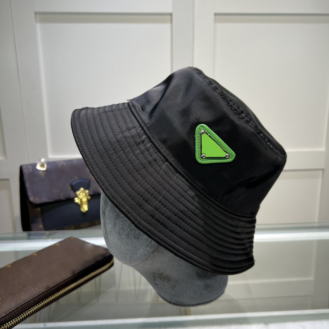 

Men's Women's Fashion Designer buckets hats Pure Cotton Solid Color Metallic Triangle Letters Stingy Brim Hats, Red