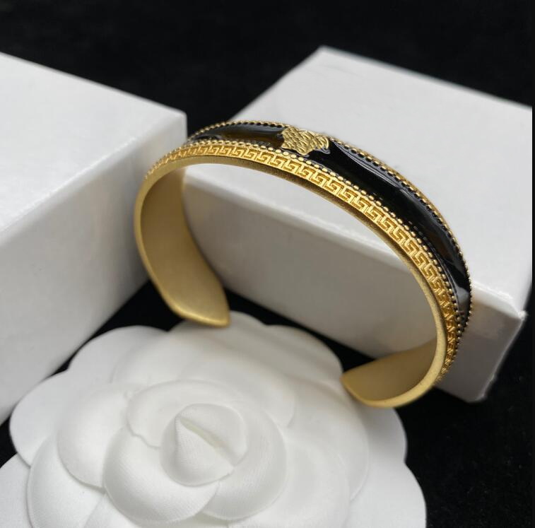 

Luxurious New Designed Black Resin Epoxy Open Bangle Banshee Medusa Head Portrait 18K Gold Plated Women Ladies Medusas Bracelets Designer Jewelry Party Gifts kk24